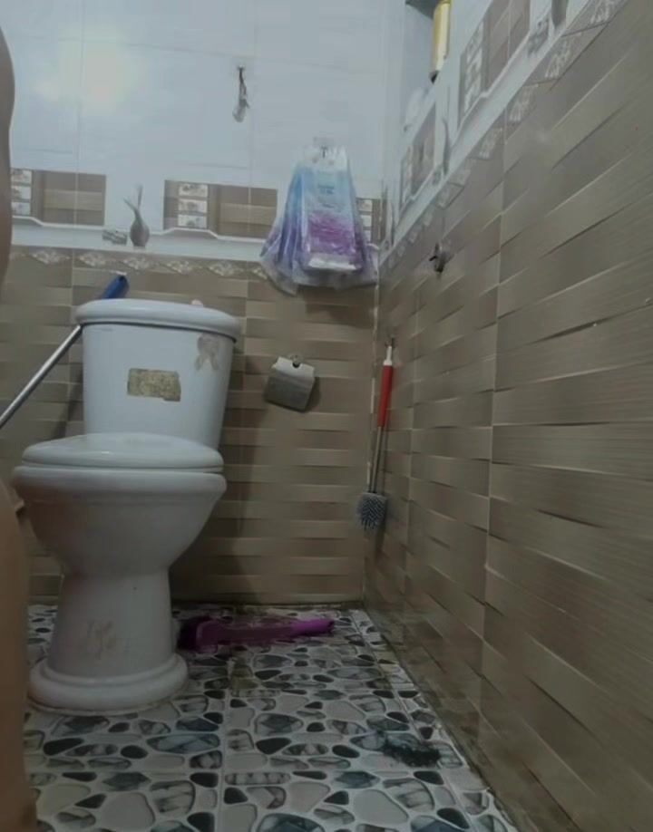 Quay trộm mẹ vợ tắm múp quá thể
